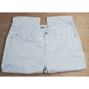 Lee Women's Plus Size 22 M Mid Rise White Stretch, Fit 5 Pocket Capri Jean